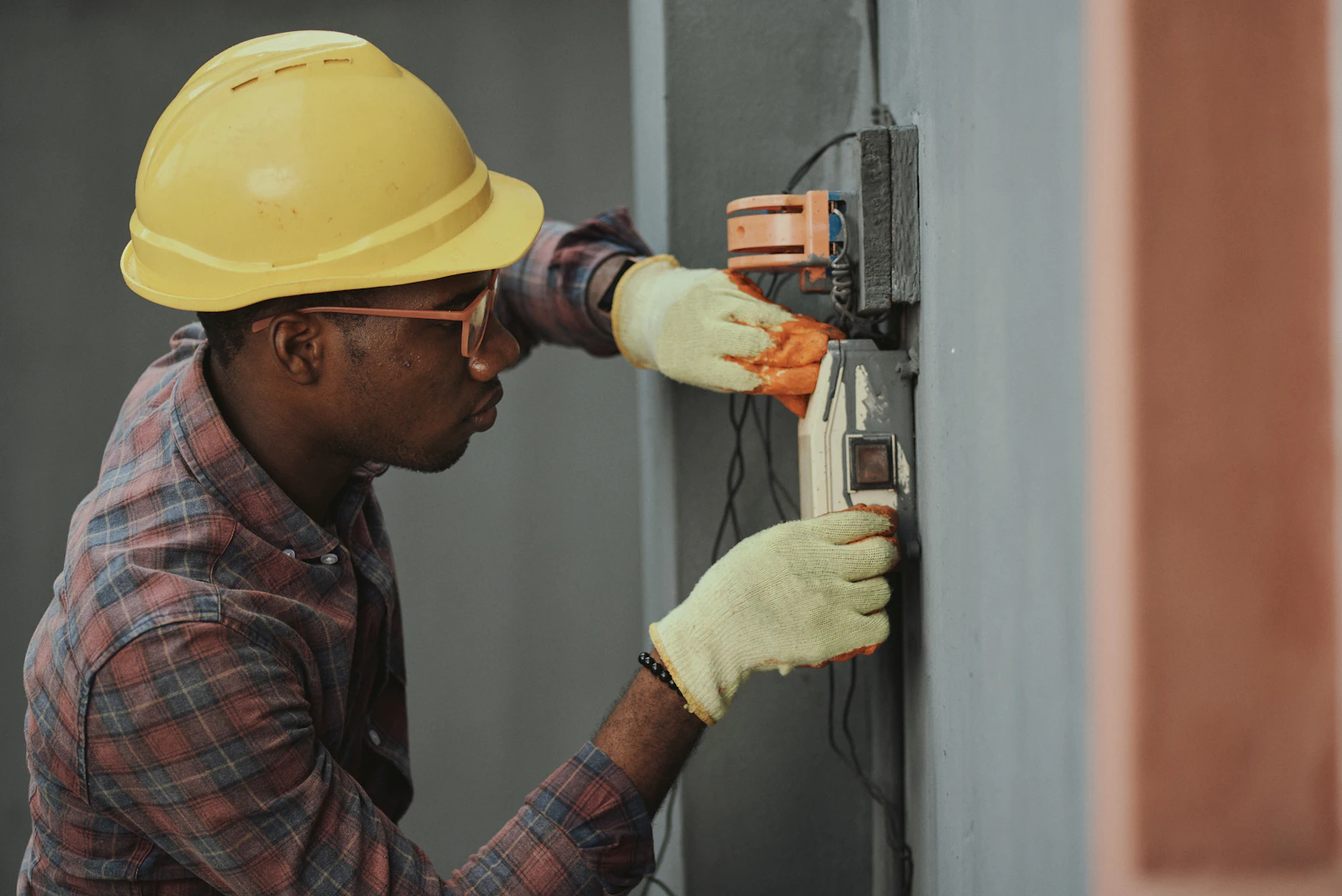 Certified technician doing AC repair in Gurgaon